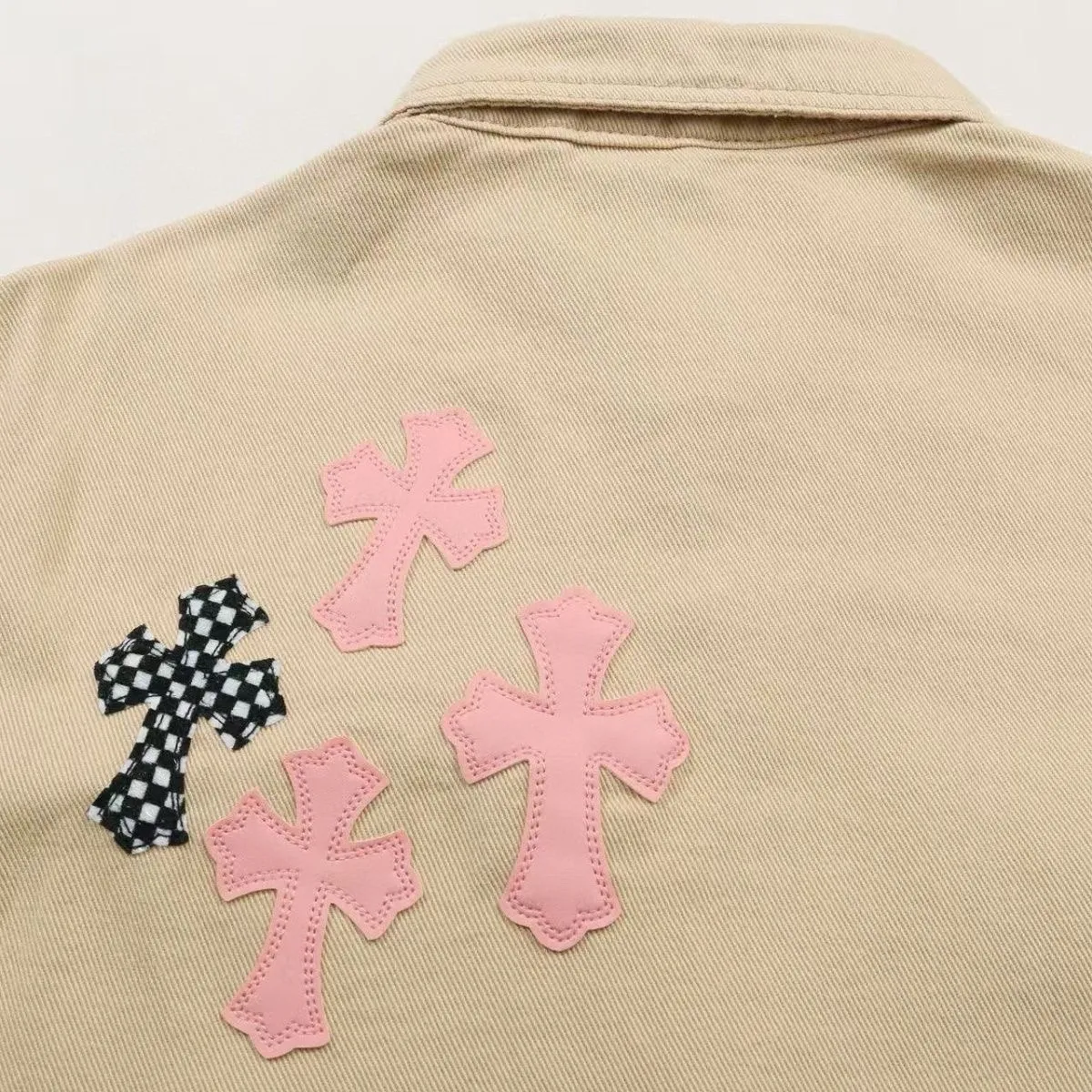 P270 💰 Chrome Hearts丨Chrome Hearts 25ss Cherry Blossom Pink Leather Jacket - WorkDog Pink Leather Jacket, a timeless workwear series. The fabric is made of custom-woven high-density canvas, which took more than two months. It was subsequently lightly coated to give the whole body a glossy look~ Zero color difference was achieved, and the texture details of the fabric were all in place! The crosses of the accessories are all genuine sheepskin, hand-stitched! The actual texture is better, the upper body is stiff, and it is OK for both men and women. Color: Khaki Size: S-M-L-X